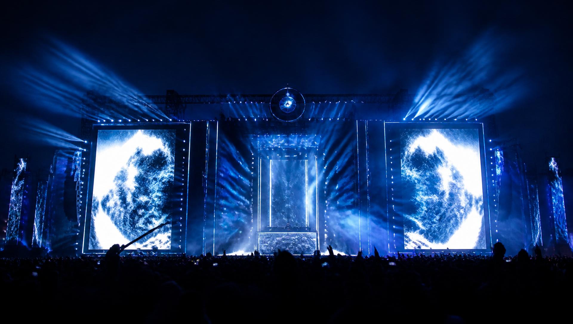 Escenario de concierto con pantallas LED gigantes e iluminación cinematográfica